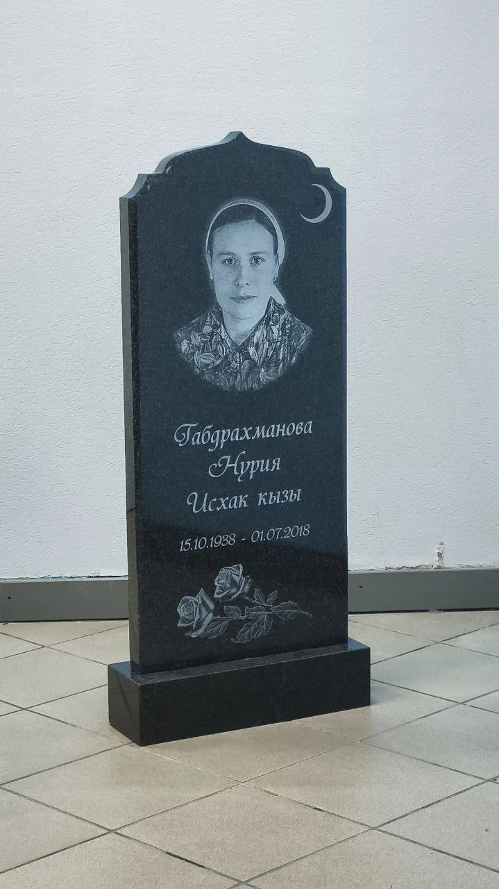 Гранитный памятник на могилу — работа №2 мастерской Обелиск-Гранит, Уфа