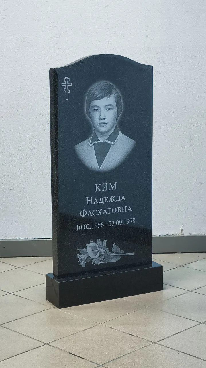 Гранитный памятник на могилу — работа №3 мастерской Обелиск-Гранит, Уфа