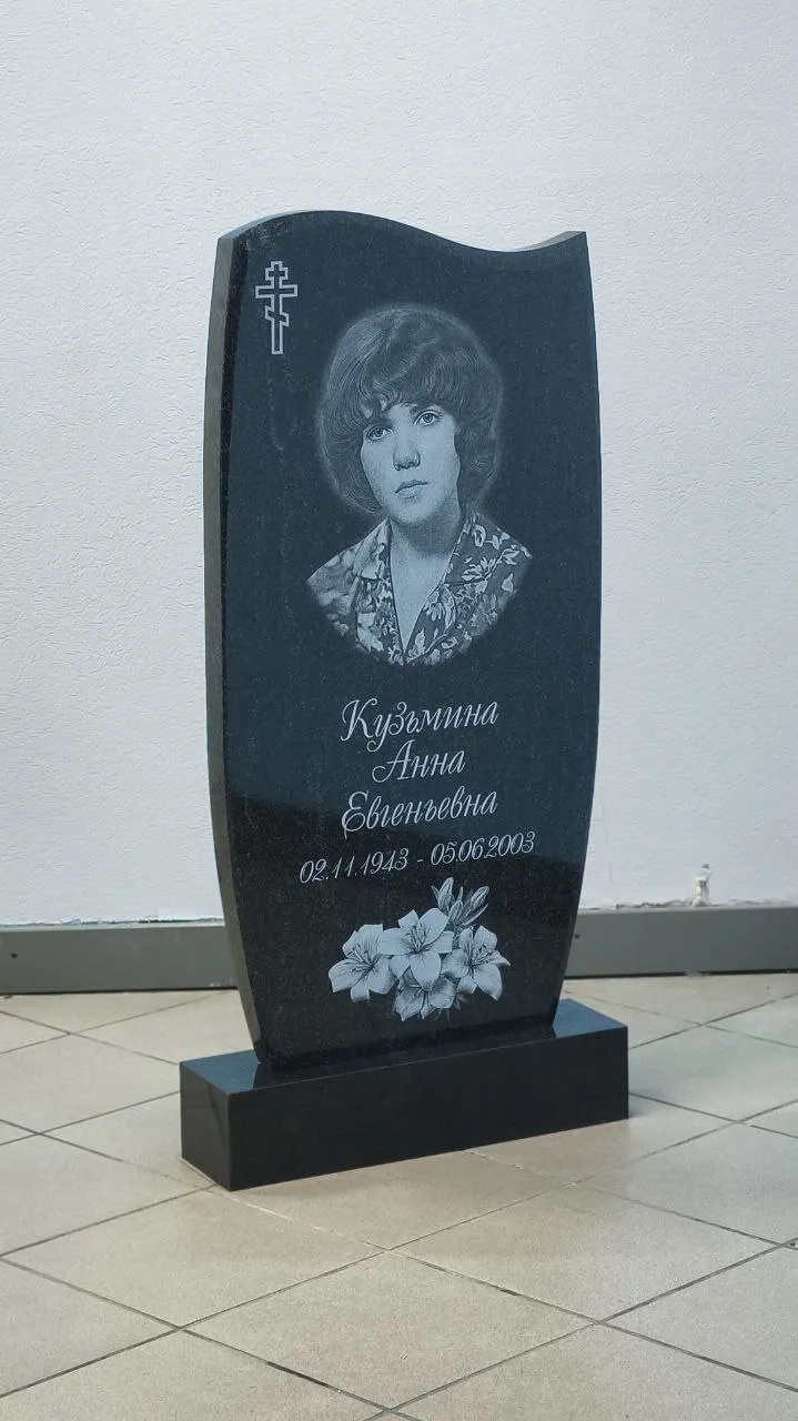 Гранитный памятник на могилу — работа №7 мастерской Обелиск-Гранит, Уфа