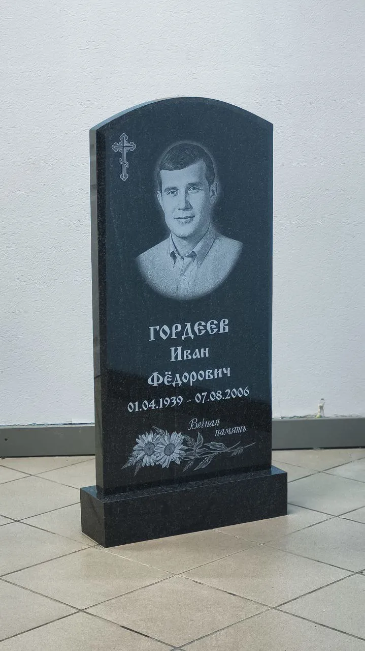 Гранитный памятник на могилу — работа №10 мастерской Обелиск-Гранит, Уфа